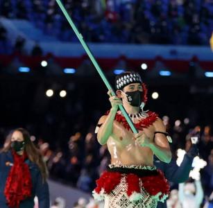 Полуголый спортсмен на Олимпиаде вынес флаг страны и сразу получил на трибунах армию фанаток