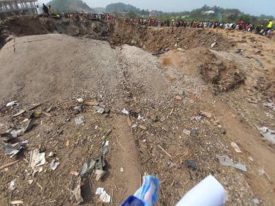 Будто упал метеорит: Взрыв грузовика в Гане убил 17 человек и разрушил несколько зданий